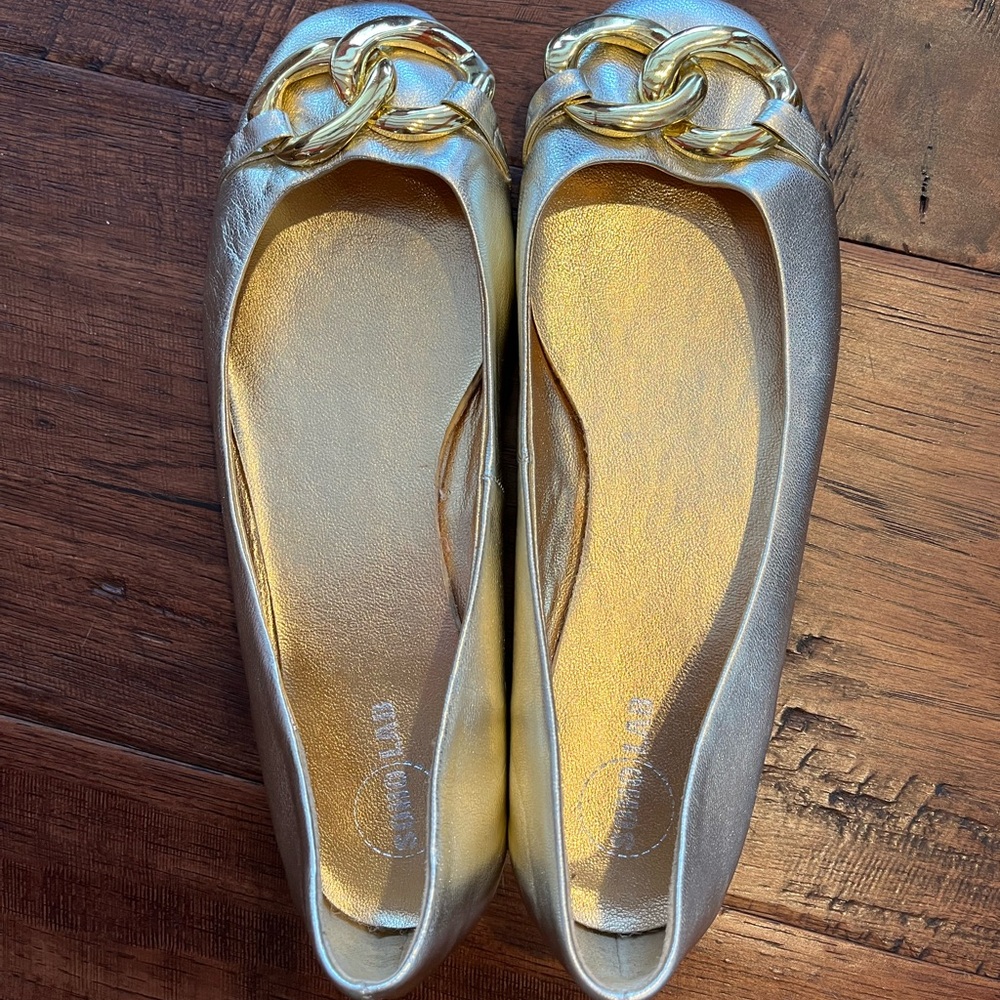 GOLD LEATHER BALLET FLATS WITH INTERLOCKING GOLD TOE BUCKLE. SIZE 8M